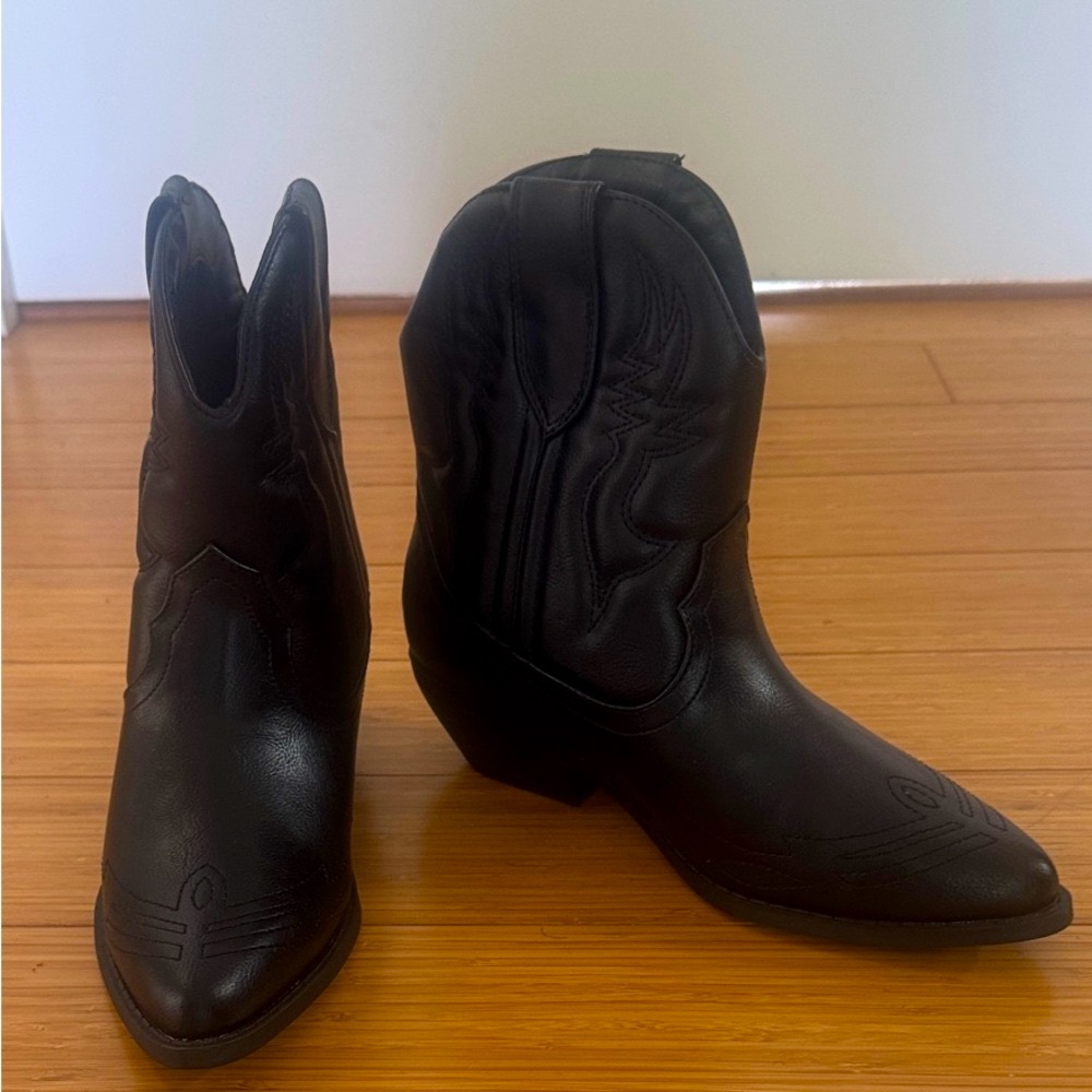🤠BRAND NEW!!! Sleek Black Western Boots